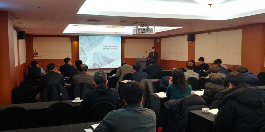 한국에너지공단이 26일 서울 더케이호텔에서 개최한 'BEMS 도입활용 효과 산정 KS규격안' 공청회에서 참석자들이 건물에너지 분야 KS 규격안에 대한 소개를 듣고있다. <에너지공단 제공>